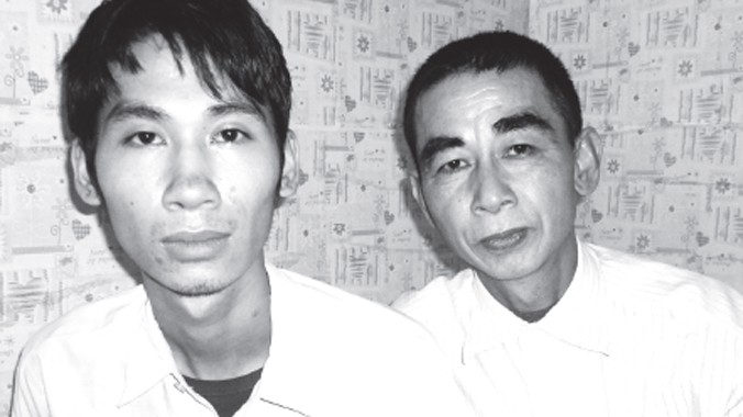 Ông Minh (phải) và con trai Phạm Bá Giáp tại nhà trọ. Ảnh: K.N