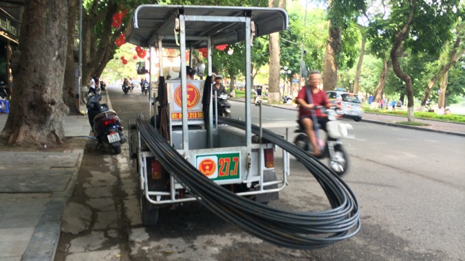Xe 3 bánh chạy ngược chiều phố Hàng Khay