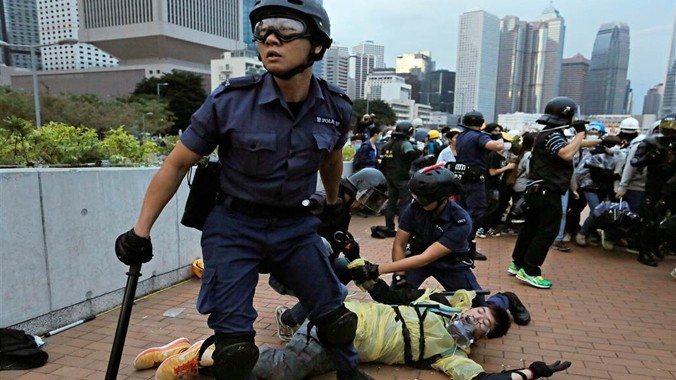 Người biểu tình Hong Kong bị cảnh sát giải tán khi bao vây trụ sở chính quyền. Ảnh: NBC News