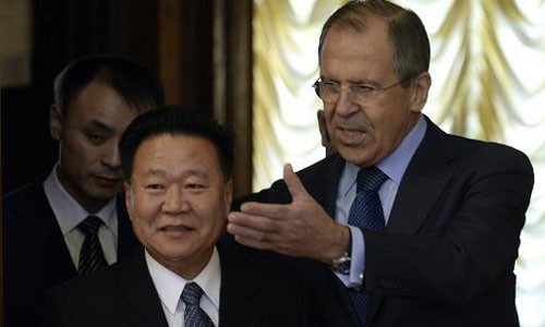 Ông Choe Ryong-hae (trái) và Ngoại trưởng Nga Sergei Lavrov.