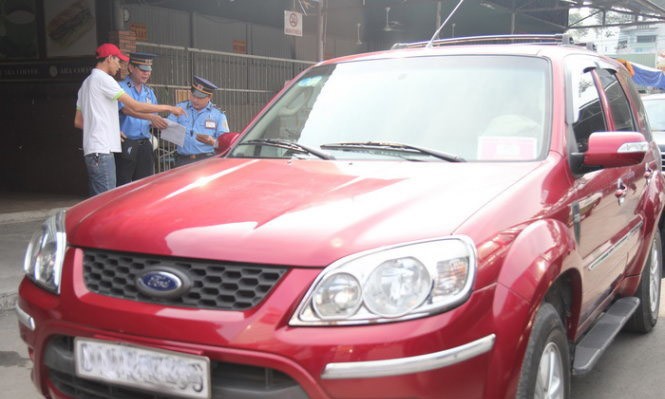 Một chiếc taxi Uber bị lực lượng chức năng kiểm tra tại khu vực đường Lê Hồng Phong (Q. 5, TPHCM). Ảnh: Tuổi trẻ. 