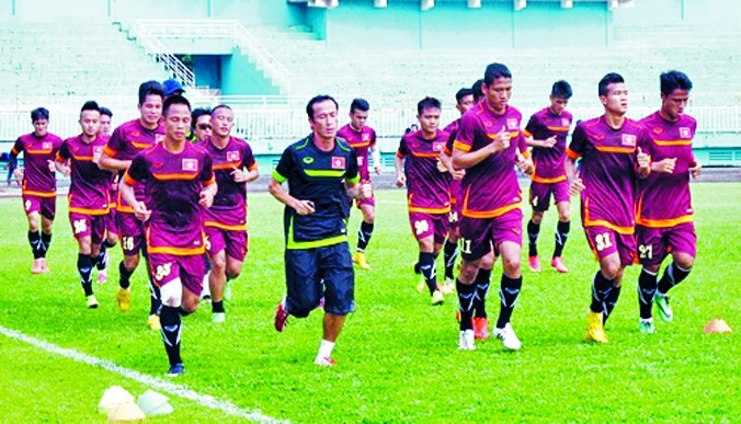 Các tuyển thủ Việt Nam chỉ có buổi tập nhẹ trên sân Thống Nhất sáng qua trước khi lên đường tới Malaysia trong buổi chiều. Ảnh: T.Thế