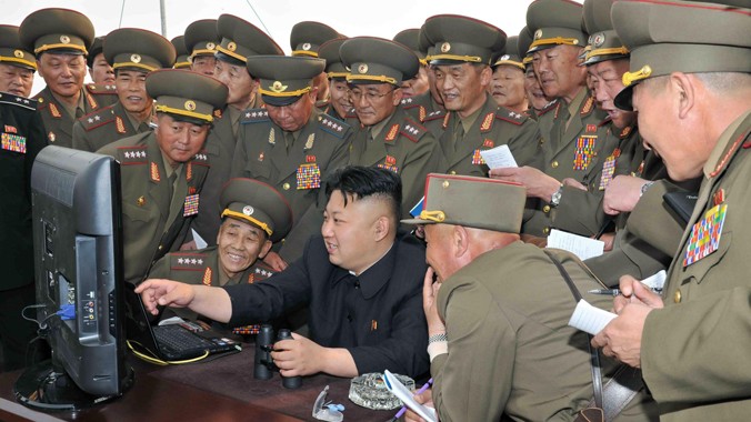 Nhà lãnh đạo Triều Tiên Kim Jong-un cùng các quân nhân thuộc một đơn vị pháo binh tầm xa của nước này nhìn vào màn hình máy tính. Ảnh: KCNA