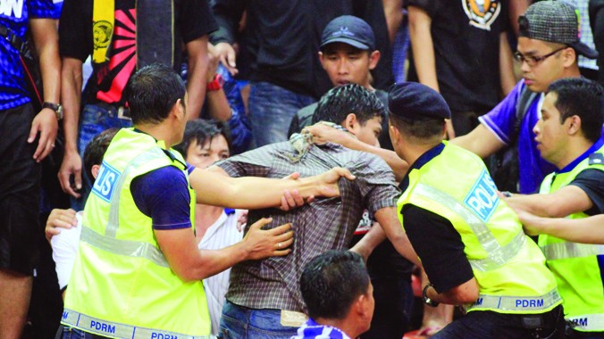 Cảnh sát trấn áp CĐV Malaysia quá khích trong trận Malaysia thua Việt Nam 1-2 ngày 7/12. Ảnh: VSI