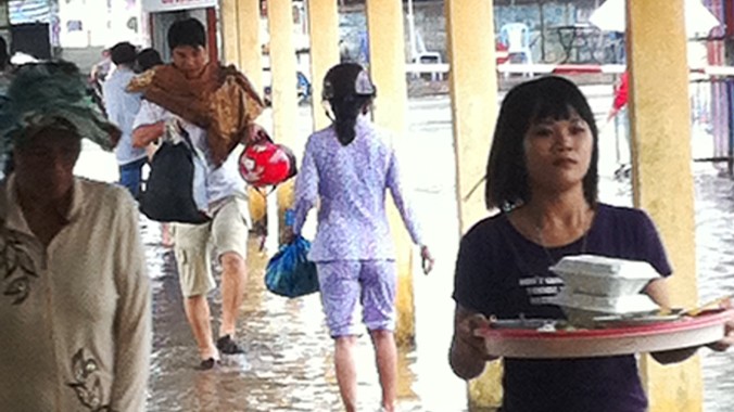 Sau cơn mưa, Bệnh viện sản - nhi Cà Mau chìm trong nước