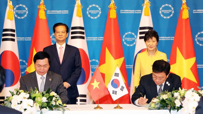 Lễ ký Biên bản thỏa thuận về kết thúc đàm phán Hiệp định Thương mại Tự do Việt Nam-Hàn Quốc. Ảnh: TTXVN