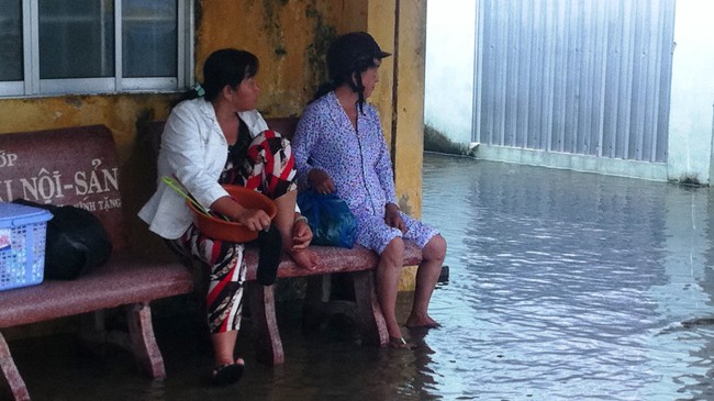 Bệnh viện Sản- Nhi Cà Mau sau cơn mưa bị ngập nước
