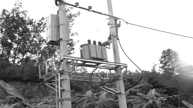 Gấp rút thi công để đóng điện tại đảo Ngọc Vừng. Ảnh: Quỳnh Nga
