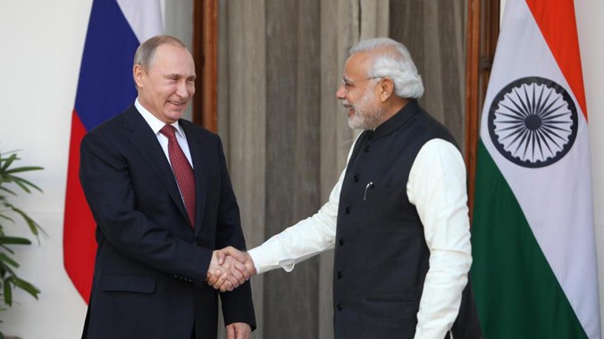 Tổng thống Nga Vladimir Putin (trái) gặp Thủ tướng Ấn Độ Modi ngày 11/12 tại New Delhi. Ảnh: Getty Images