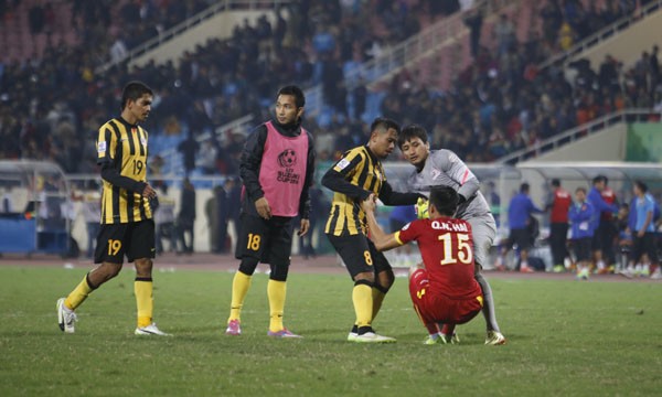 Cầu thủ Malaysia an ủi cầu thủ Việt sau trận thua sốc. Ảnh: Như Ý