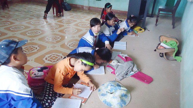 Các em học sinh ở trường tiểu học số 1 An Ninh phải dùng bục giảng làm bàn trong một số giờ học