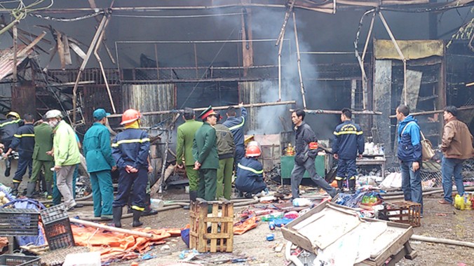Một góc chợ Nhật Tân tan hoang sau vụ cháy. Ảnh: Tuấn Nguyễn