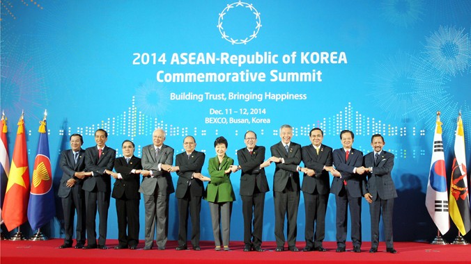Sáng 12/12, Thủ tướng Nguyễn Tấn Dũng dự Hội nghị cấp cao kỷ niệm 25 năm quan hệ đối thoại ASEAN-Hàn Quốc. Trong ảnh: Tổng thống Hàn Quốc Park Geun-hye và các trưởng đoàn. Ảnh: TTXVN