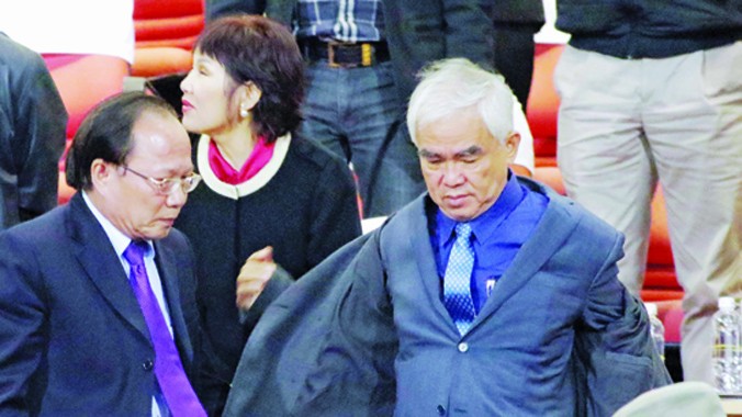 Chủ tịch VFF Lê Hùng Dũng (giữa) chuẩn bị rời sân với tâm trạng thất vọng sau trận thua nặng nề của ĐTVN. Ảnh: VSI