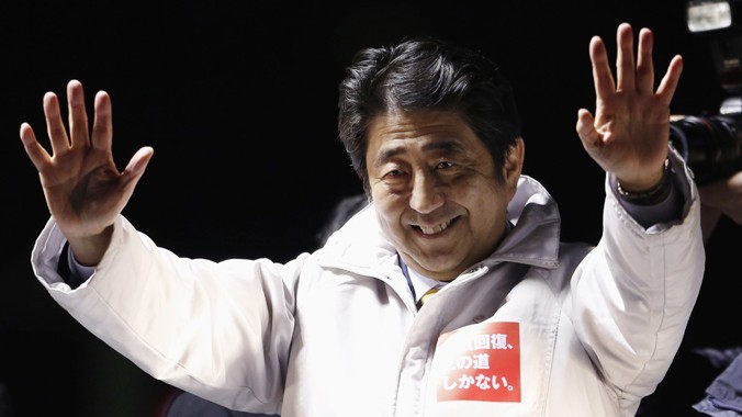 Thủ tướng Nhật Bản Shinzo Abe có thể tận dụng thắng lợi bầu cử để đẩy mạnh cải cách kinh tế, tập trung hơn cho việc sửa đổi hiến pháp hòa bình…Ảnh: Japan Times