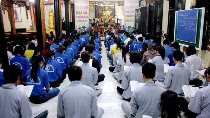 Ngày càng nhiều bạn trẻ tìm đến cửa Phật để hướng thiện. Ảnh: Duy Ngợi