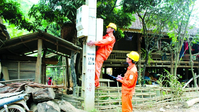 Thợ điện kiểm tra công tơ, sửa điện tại xã biên giới Mường Cai (Sông Mã, Sơn La)