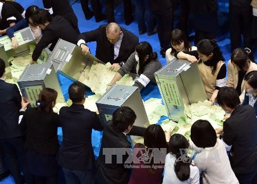 Nhân viên bầu cử kiểm phiếu trong cuộc bầu cử Hạ viện ở Tokyo. Ảnh: AFP-TTXVN 