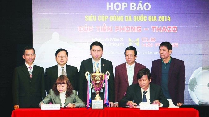 Bà Nguyễn Thúy Ngọc, đại diện BTC Siêu cúp và ông Nguyễn Một, đại diện tập đoàn THACO ký hợp đồng tài trợ