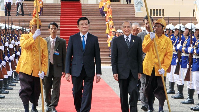 Quốc vương Campuchia Norodom Sihamoni đón Chủ tịch nước Trương Tấn Sang. Ảnh: TTXVN