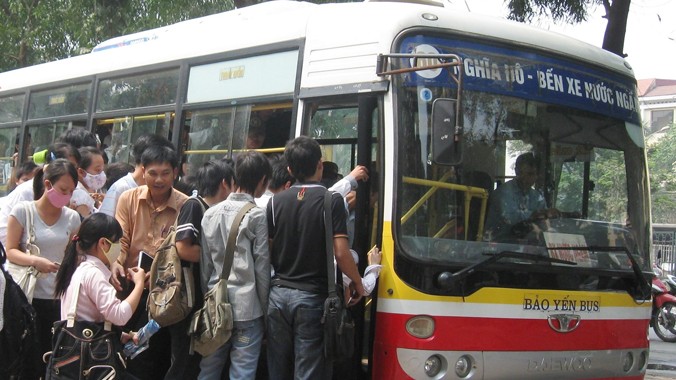 Transerco khuyến cáo để tránh bị QRTD hành khách lên xuống xe buýt không nên chen lấn, xô đẩy