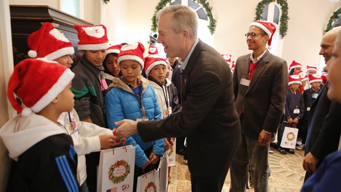 Ngài đại sứ Mỹ trao quà cho trẻ em làng SOS Việt Nam dịp Giáng sinh. Ảnh: Hồng Vĩnh