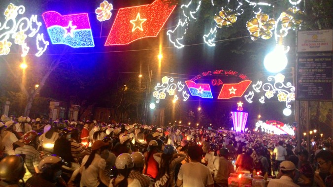 Người dân Sài Gòn đổ ra đường đón Noel