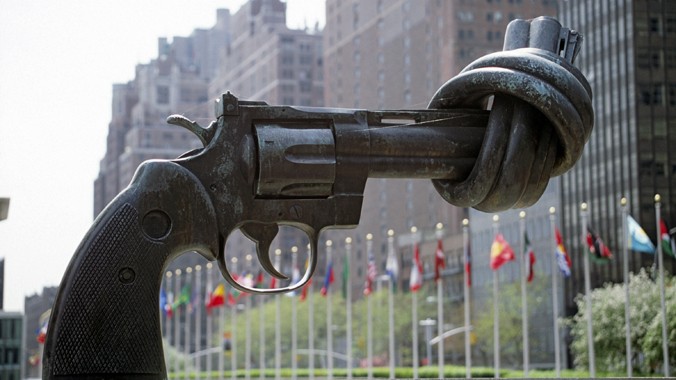 Tượng khẩu súng khổng lồ có nòng bị thắt nút bên ngoài trụ sở Liên Hợp Quốc ở Mỹ. Bức tượng của nghệ sĩ Thụy Điển Fredrik Reutersward được đặt tên là “Phi bạo lực”. Ảnh: IPS