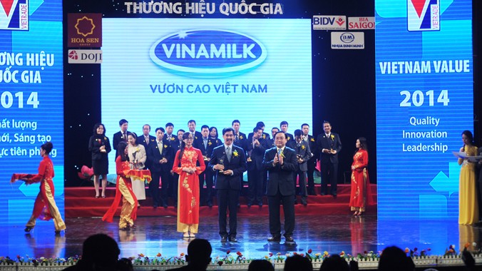  Giám đốc điều hành Vinamilk - Nguyễn Quốc Khánh đại diện công ty nhận danh hiệu thương hiệu Quốc gia. Ảnh: Quý Đoàn