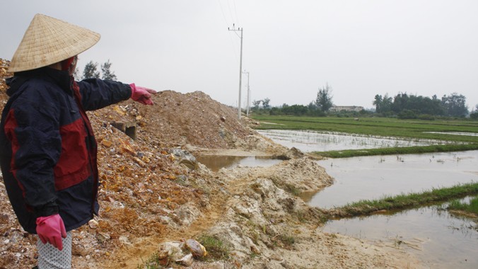 Một khu ruộng ở xã Bình Hải bị bồi lấp do thi công đường cứu hộ cứu nạn