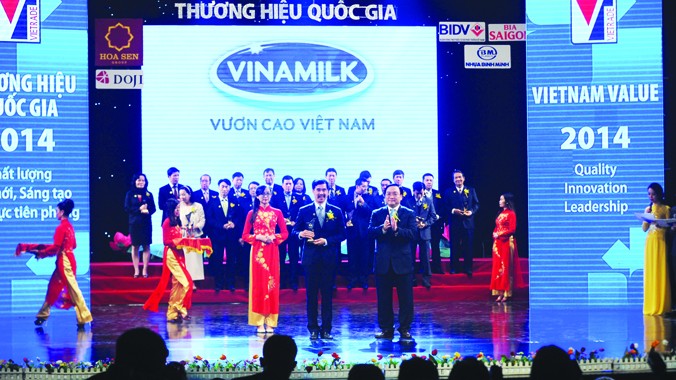  Giám đốc điều hành Vinamilk - Nguyễn Quốc Khánh đại diện công ty nhận danh hiệu thương hiệu Quốc gia. Ảnh: Quý Đoàn