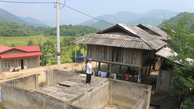  Do đường dẫn nước bị hỏng, nên bể nước tập trung ở khu TĐC bản Sim bỏ hoang lâu nay. Ảnh: Hoàng Lam