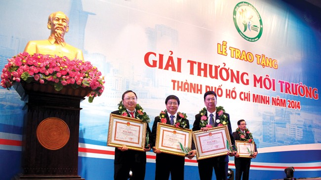  Đại diện 3 Nhà máy của Vinamilk nhận giải thưởng môi trường của TPHCM năm 2014