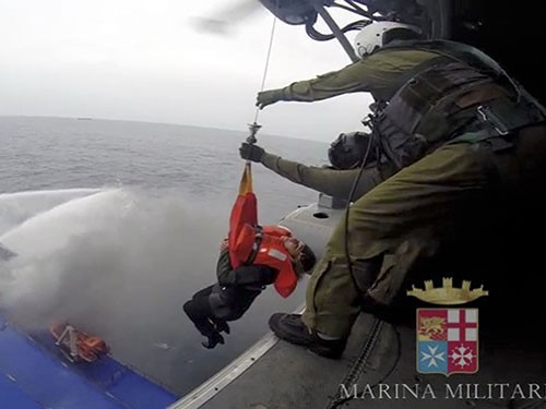 Một hành khách được kéo từ phà Norman Atlantic lên trực thăng của hải quân Ý. Ảnh MM