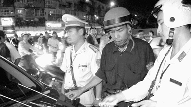  Lực lượng 141 Công an Hà Nội, thu giữ hung khí của đối tượng tham gia giao thông