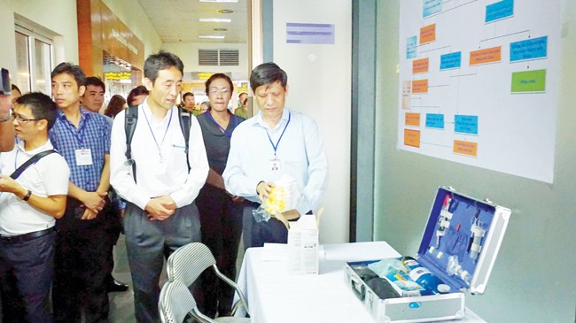  Kiểm tra công tác đáp ứng phòng chống Ebola tại cửa khẩu quốc tế sân bay Nội Bài. Ảnh: Như Ý