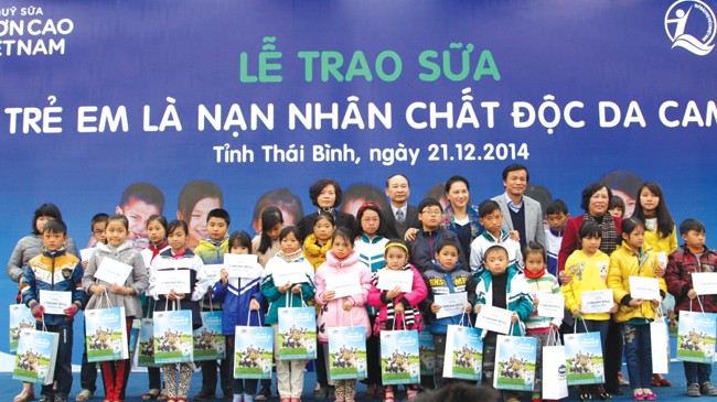  Đại diện Quỹ sữa và bà Bùi Thị Hương - Giám Đốc Điều hành Vinamilk trao tặng sữa cho trẻ em nhiễm chất độc da cam tỉnh Thái Bình
