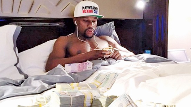  Mayweather khoe tiền trắng trợn. Ảnh: Daily Mail