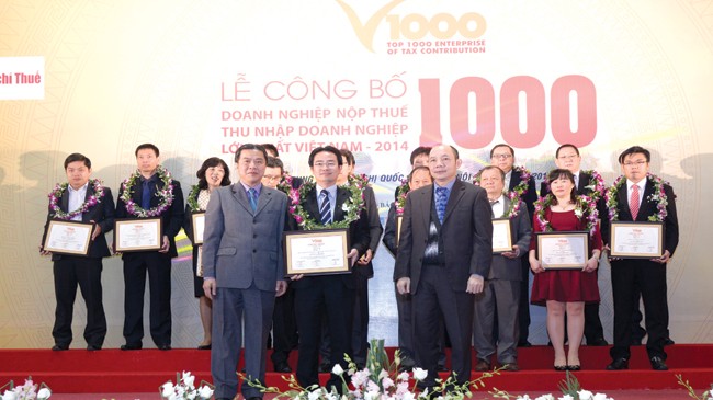  Ông Nguyễn Thái Dũng - PTGĐ công ty EBT nhận chứng nhận của ban tổ chức