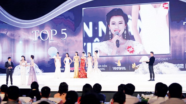 Người đẹp Thanh Tú trả lời ứng xử trong vòng chung kết Hoa hậu Việt Nam 2014. Ảnh: Hồng Vĩnh 
