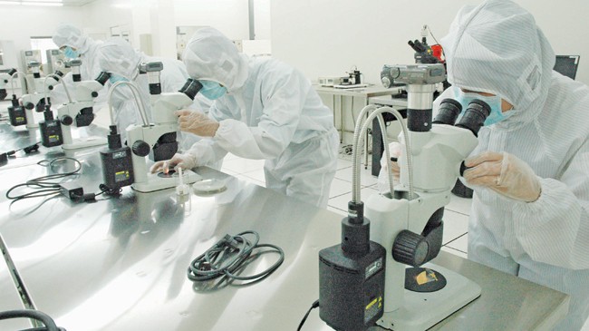  Các kỹ sư ICDREC chế tạo chip sinh học tại Khu Công nghệ cao TPHCM. Ảnh: ICDREC cung cấp