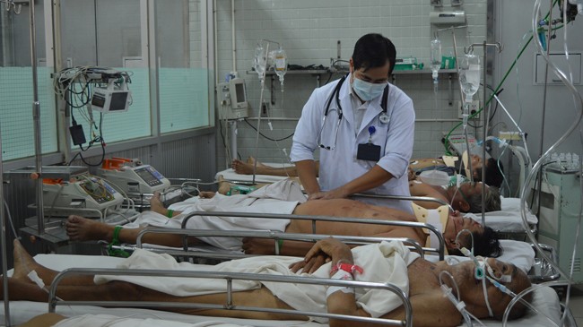 Bệnh nhân bị chấn thương sọ não trong ngày nghỉ đang cấp cứu tại Bệnh viện Chợ Rẫy