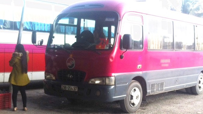 Mang logo Xí nghiệp xe khách Nam (Transerco) nhưng xe 29B-05497 lại treo biển xe Hà Hương để bắt khách. Ảnh hành khách cung cấp