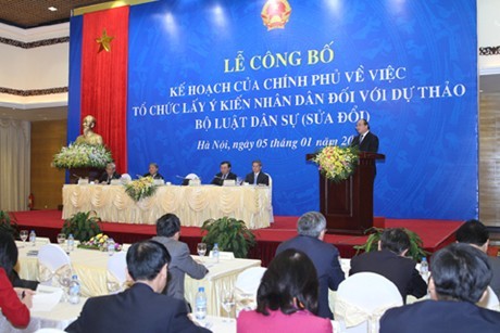 Phó Thủ tướng Chính phủ Nguyễn Xuân Phúc dự và phát biểu chỉ đạo lễ công bố Kế hoạch của Chính phủ về việc tổ chức lấy ý kiến nhân dân đối với Dự thảo Bộ luật Dân sự (BLDS) sửa đổi. Ảnh: VGP