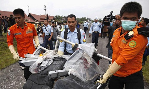 Một số ghế ngồi trên máy bay QZ8501 được tìm thấy hôm 5-1Ảnh: Reuters