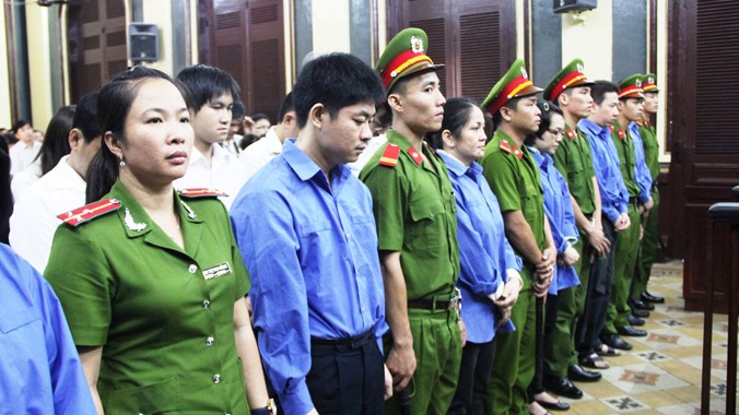  Các bị cáo trong vụ án Huyền Như và đồng phạm nghe HĐXX tuyên án. Ảnh: Việt Văn 