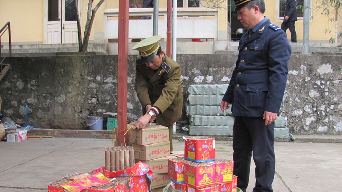 Các ngành chức năng Lạng Sơn ngăn chặn cơn lốc pháo nổ Trung Quốc nhập lậu. Ảnh: Duy Chiến.