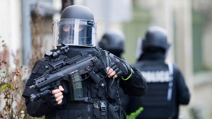 Hàng ngàn cảnh sát và lực lượng an ninh Pháp được huy động để bao vây 2 nghi phạm. Ảnh: The Mirror
