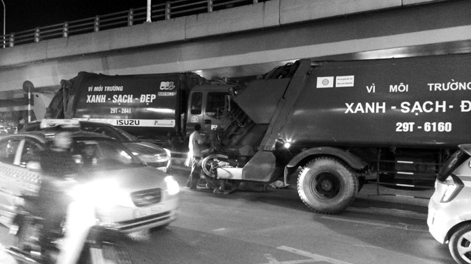 Hai xe rác đỗ cùng lúc trên đường Đại Cồ Việt lúc 18h30’ ngày 16/12.
