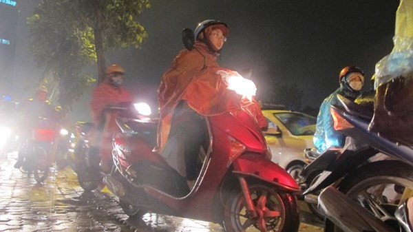 Hà Nội: Ùn tắc hàng giờ trong mưa rét